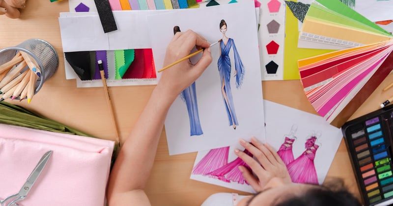 Le retour du tailleur chez les jeunes femmes, la nouvelle allure chic